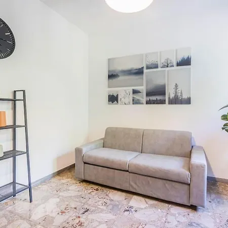 Famileisure Near Policlinico & Apartman