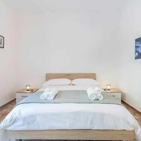 Famileisure Near Policlinico & Apartman *