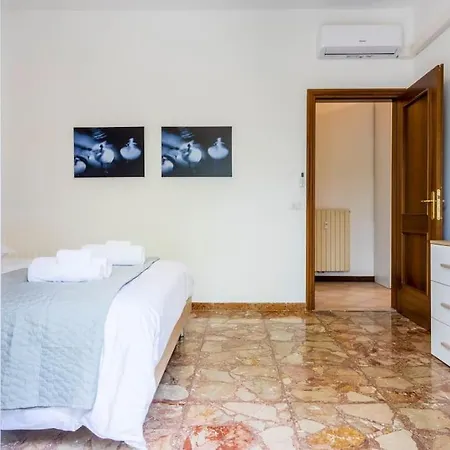 Famileisure Near Policlinico & Apartment *