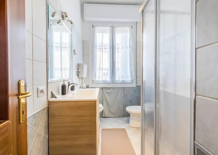 Famileisure Near Policlinico & 公寓